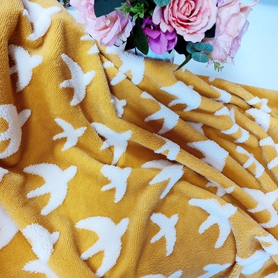 জ্যাকার্ড শু ভেলভেটিন ফ্যাব্রিক 300gsm কোট সোফা কভারের জন্য 100% পলিয়েস্টার প্লাশ ফ্লিস ফ্যাব্রিক